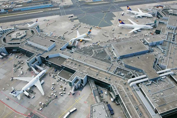 img of Bomba da 2ª Guerra interrompe serviço em terminal de aeroporto alemão