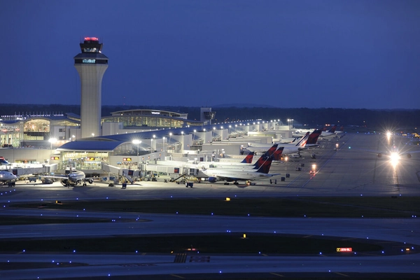 img of Polêmica: aeroporto pede gorjetas em pontos de recarga de água aos passageiros