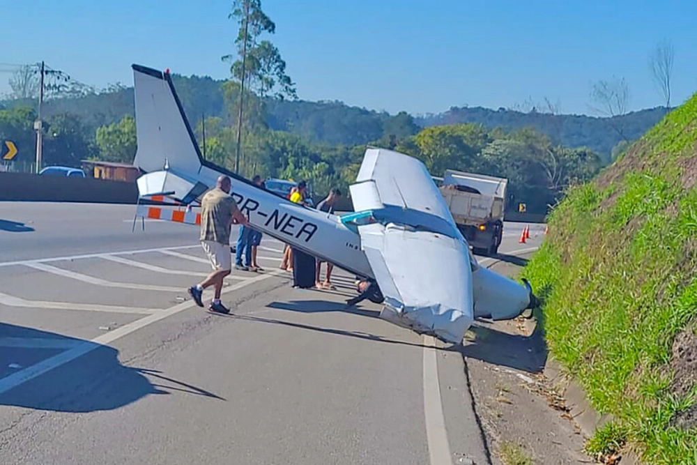 img of Voo de emergência pousa na rodovia Régis Bittencourt, SP