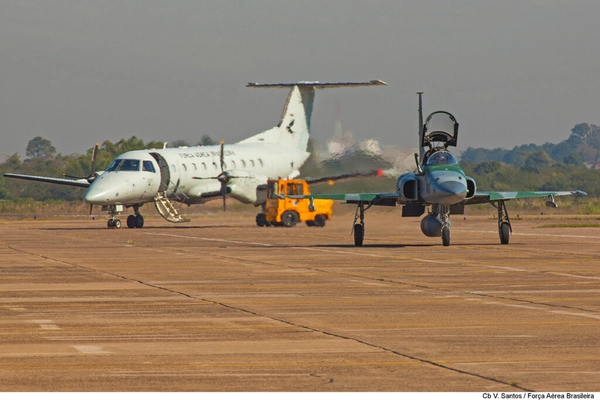 img of Acúmulo de água fecha segmento de pista na base aérea de Canoas