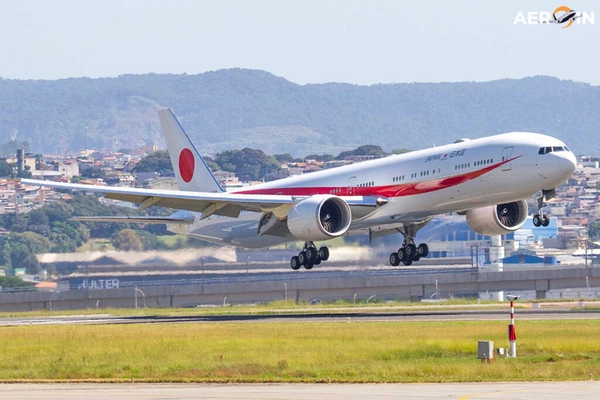 img of Dois Boeing 777 japoneses pousam em Guarulhos