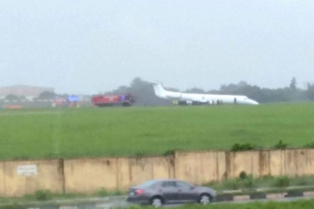 img of Embraer 145 com 55 ocupantes encalha na grama ao aterrissar