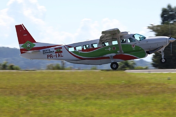 img of Primeiro transporte duplo de grávidas por avião governamental catarinense