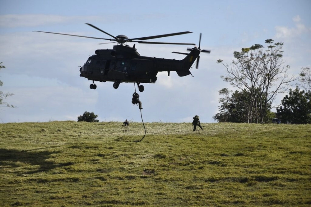 img of Exército utiliza helicópteros em ataque a aeroporto no interior de SP