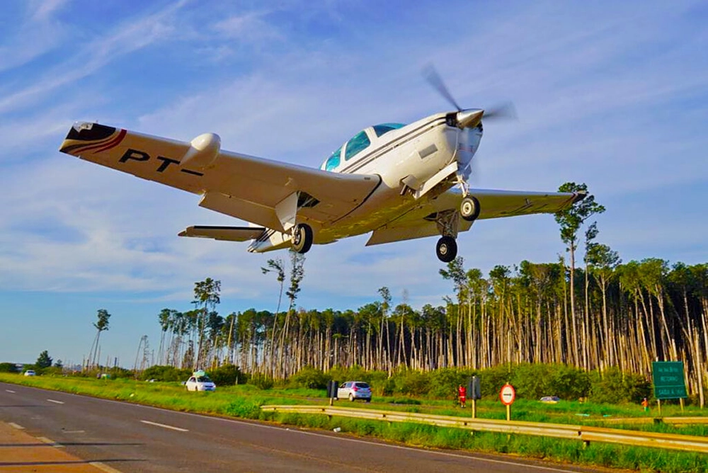 img of Aeronave aterrissa em via gaúcha para entrega de donativos