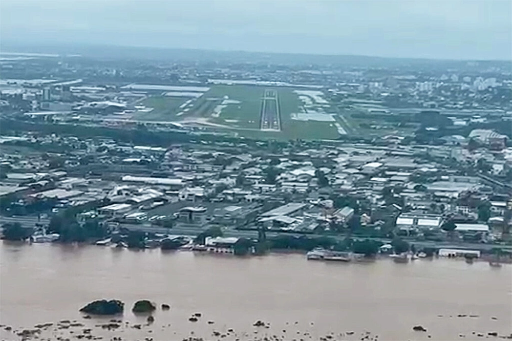 img of Alagamento interdita pista de táxi no aeroporto de Porto Alegre