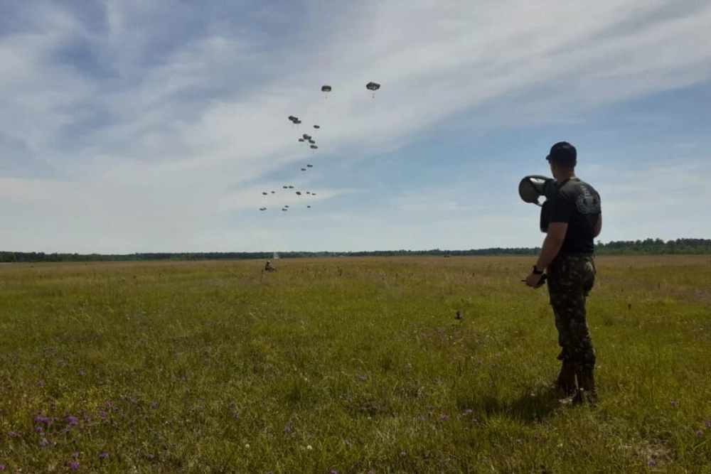 img of Parquedista brasileiro é honrado na Airborne School nos EUA