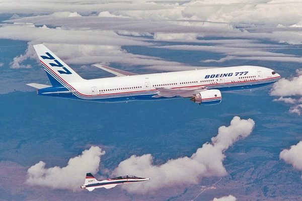 img of Boeing 777, maior bimotor global, celebra 30 anos desde estreia de voo