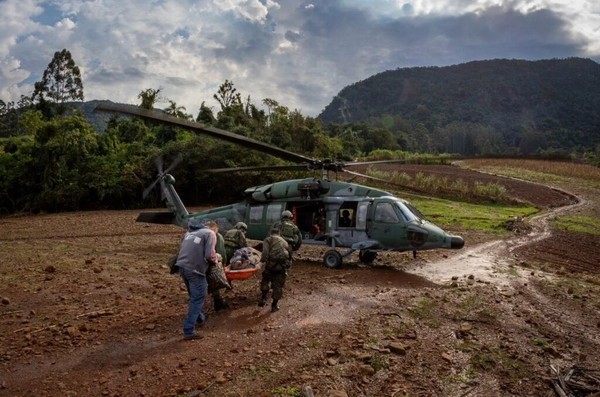 img of Grávida isolada por chuvas no RS é resgatada por helicóptero da FAB