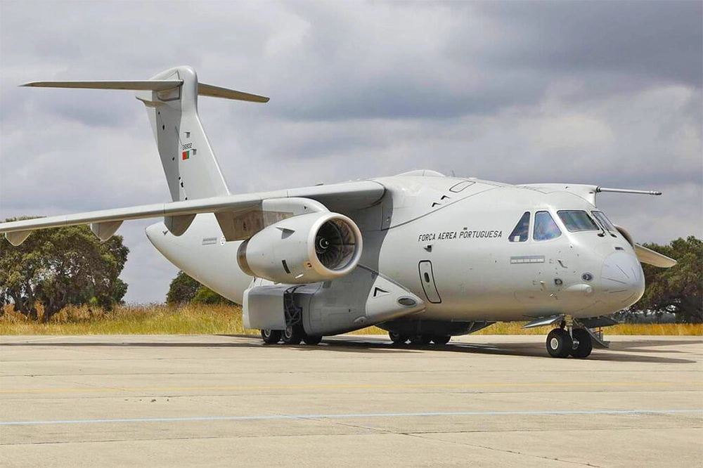 img of Portugal recebe segundo Embraer KC-390 escoltado por caça F-16