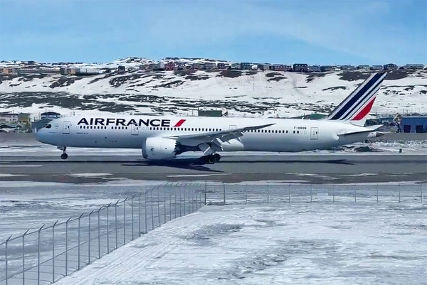 img of Resgate rápido de passageiros de 787 francês em aterrissagem nevada