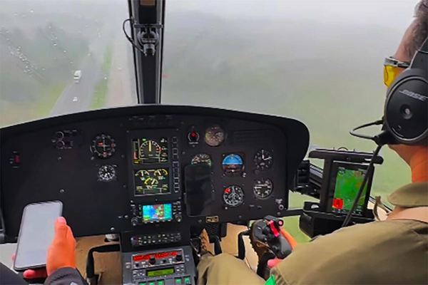 img of Socorro aéreo maciço a gaúchos em necessidade por helicópteros civis