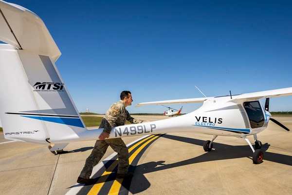 img of Pilotos americanos testam primeira aeronave elétrica certificada mundialmente