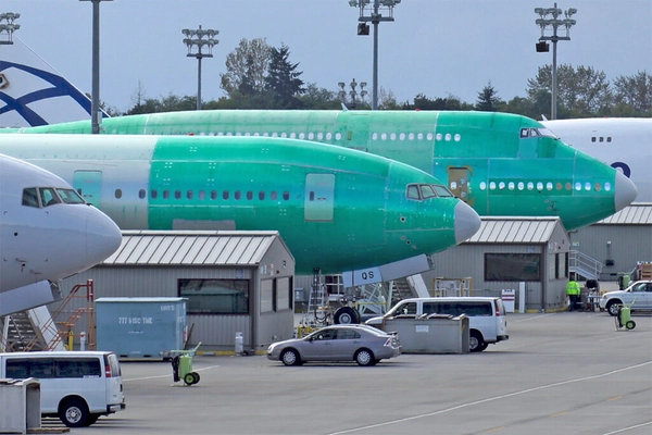 img of Numerosos 777x sem propulsão estagnados no complexo da Boeing