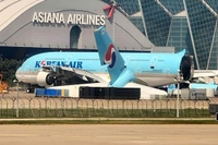 img of Airbus A380 flagrado com cauda descolada em aeroporto na Coreia