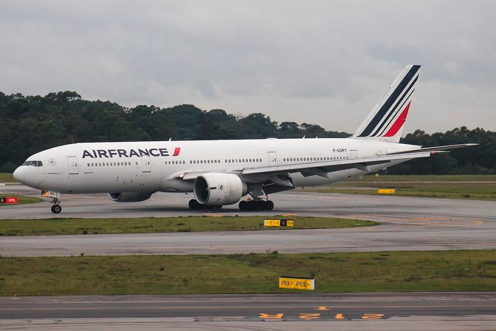 img of Incêndio atinge reboque ligado a Boeing 777 francês em aeroporto