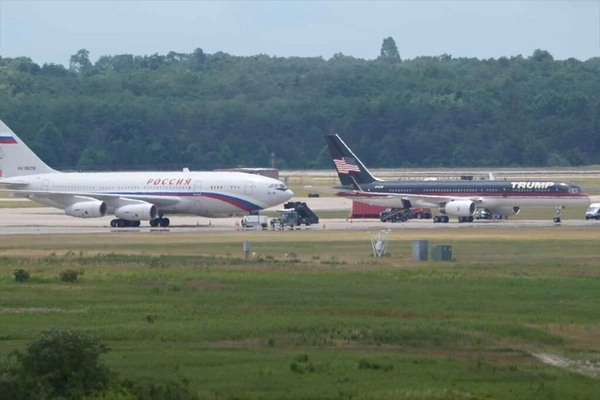 img of Trump e avião russo presidencial avistados juntos em aeroporto de Washington