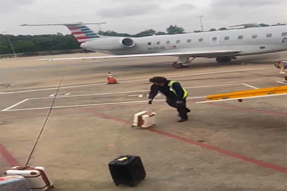 img of Cliente filma trabalhador de aeroporto manipulando malas como boliche