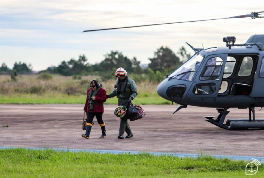 img of Helicóptero naval resgata residente ilhada por inundação no RS