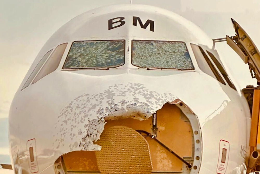 img of Airbus a320 pousa com parabrisa danificado após impacto de granizo severo