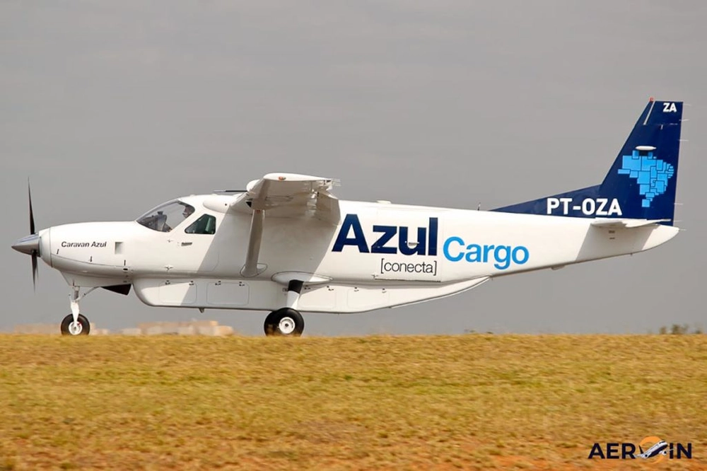 img of Azul transporta 100 antenas Starlink para o Rio Grande do Sul