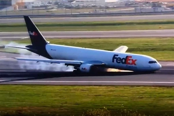 img of Fedex aeronave aterrissa de barriga em aeroporto de Istambul