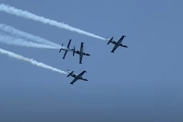 img of Colisão entre aeronaves em exibição aérea; veja o acidente