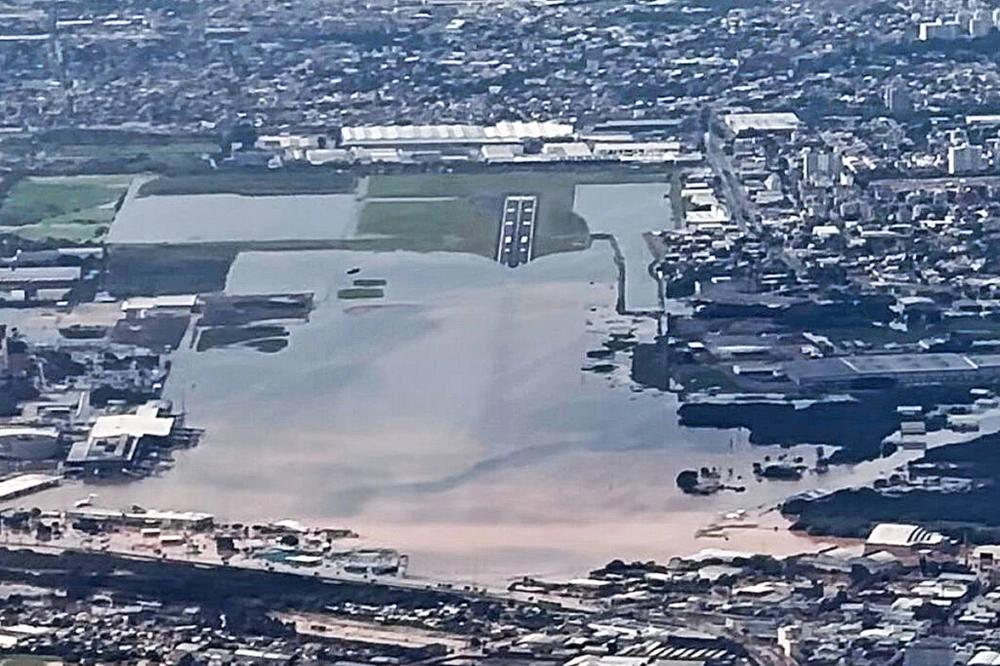 img of Inundação transforma Aeroporto de Porto Alegre em vasto lago