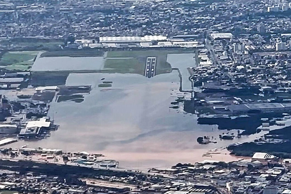 img of Inundação transforma Aeroporto de Porto Alegre em vasto lago