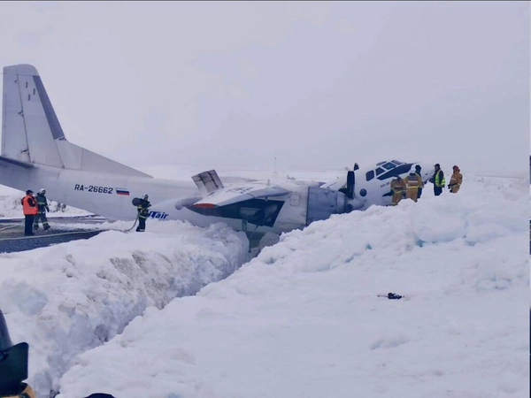 img of Antonov: aeronave se parte ao fazendo pouso emergencial na neve