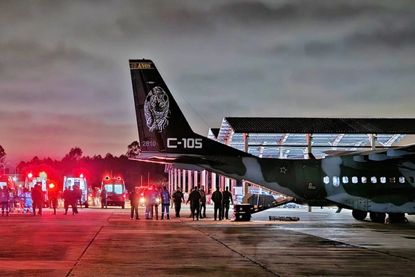 img of FAB faz recorde de evacuação aérea no RS: 5 pacientes num só voo