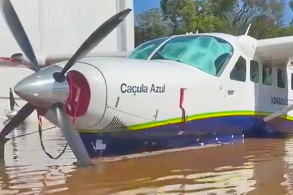 img of Aeronave Cessna da Azul inundada em terminal de Porto Alegre