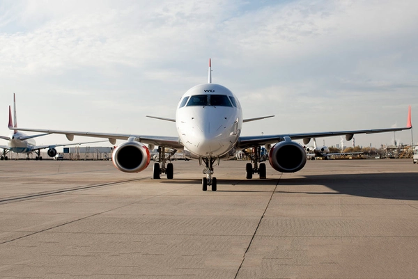 img of Embraer e195 auxilia Áustria com voo após sério prejuízo em aeronave Airbus