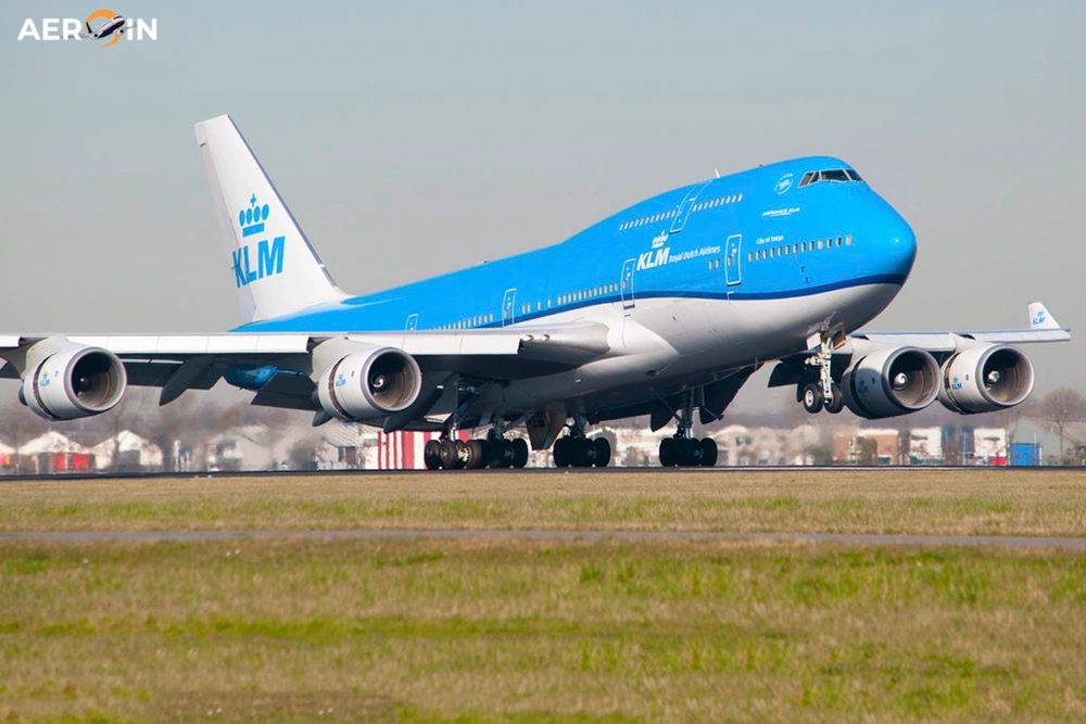 img of Boeing 747-400 azul histórico acaba desmontado em aeroporto europeu