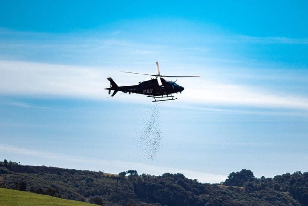 img of Helicóptero PRF espalha sementes nativas em voo no Paraná