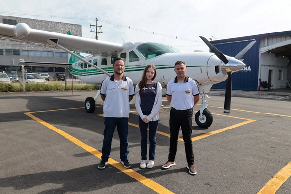 img of Pilotos de transporte de órgãos têm encontro tocante com receptora de coração