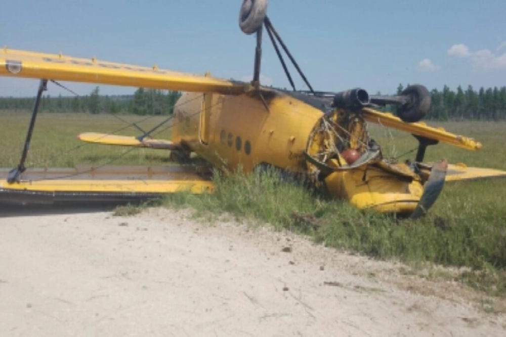 img of Antonov AN-2 capota em aterrissagem de emergência em via pública