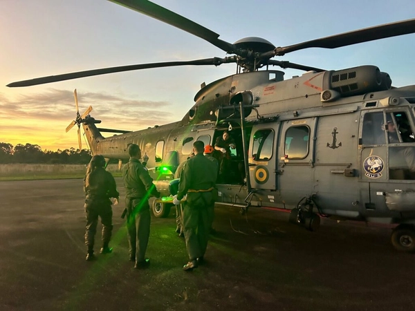 img of OVNIs auxiliam na evacuação de bebê de 3 dias pelas forças aéreas e navais