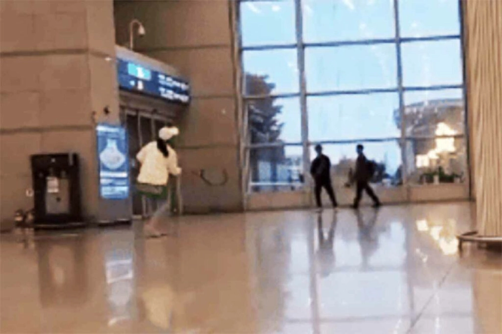 img of Passageiros trocam monotonia por jogo de tênis em aeroporto