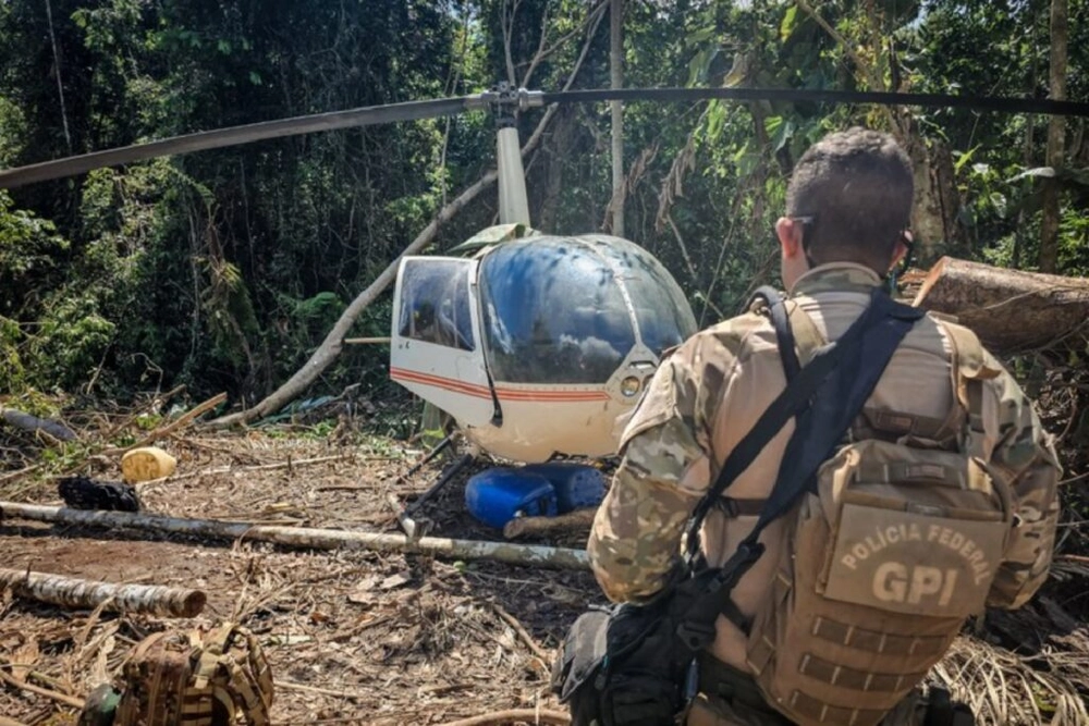 img of Polícia federal neutraliza helicóptero e querosene em garimpo ilegal