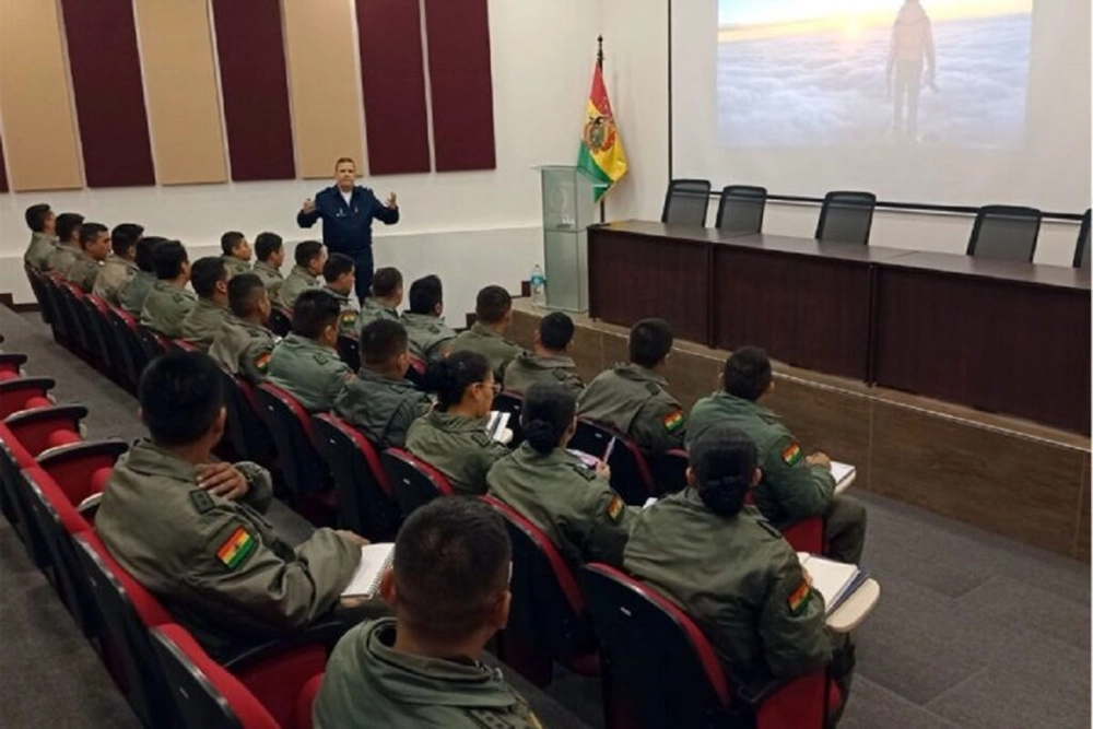 img of Instrução no Brasil para oficiais bolivianos sobre gestão de espaço aéreo