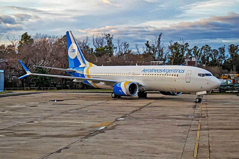 img of Avião Boeing 737 max aparece com padrão de pintura ucraniano parcial