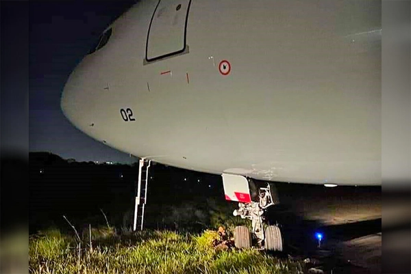 img of Avião da FAB encalha em gramado na Base Aérea de Canoas