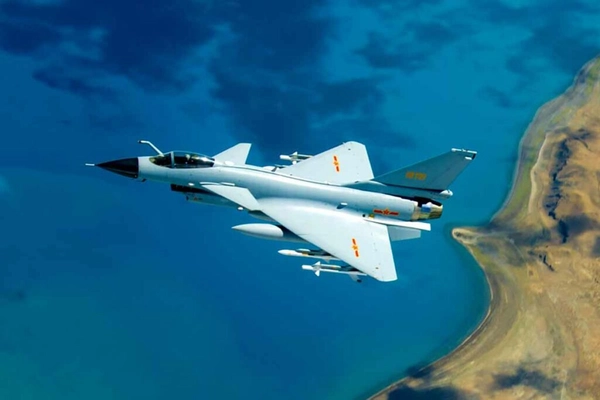 img of Força aérea chinesa intercepta ousadamente helicóptero naval australiano