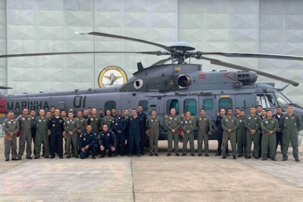 img of Equipe naval completa 1ª inspeção de 16 anos do avião H225M no Brasil