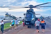 img of Helicópteros do governo pousam em rodovia para suprir RS com mantimentos