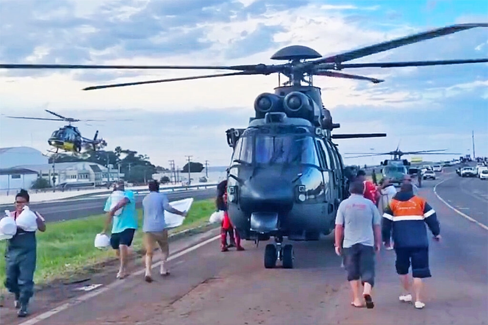 img of Helicópteros do governo pousam em rodovia para suprir RS com mantimentos