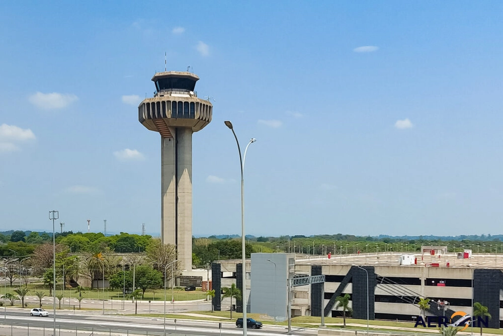 img of Visão intrigante no terminal de Viracopos atrai olhares dos transeuntes