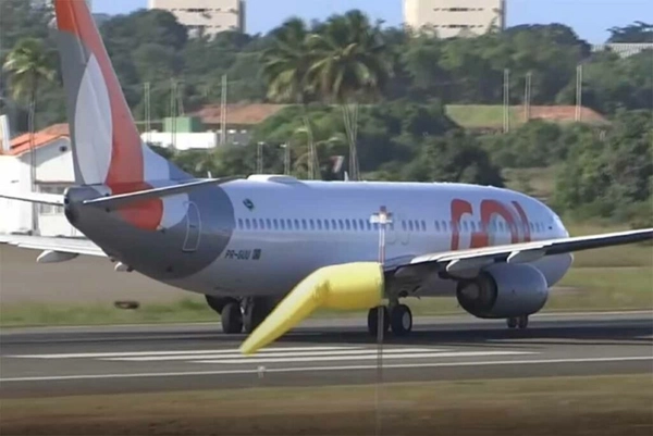 img of Decolagem GOL interrompida em Salvador por passageiro no banheiro