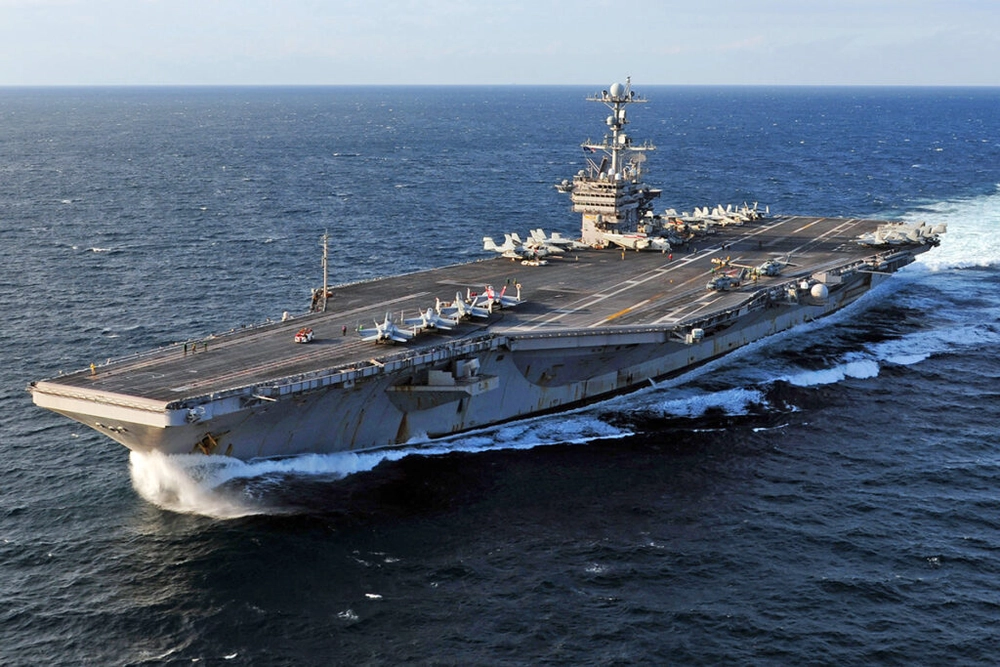 img of USS George Washington, repleto de aeronaves, atraca no Rio de Janeiro